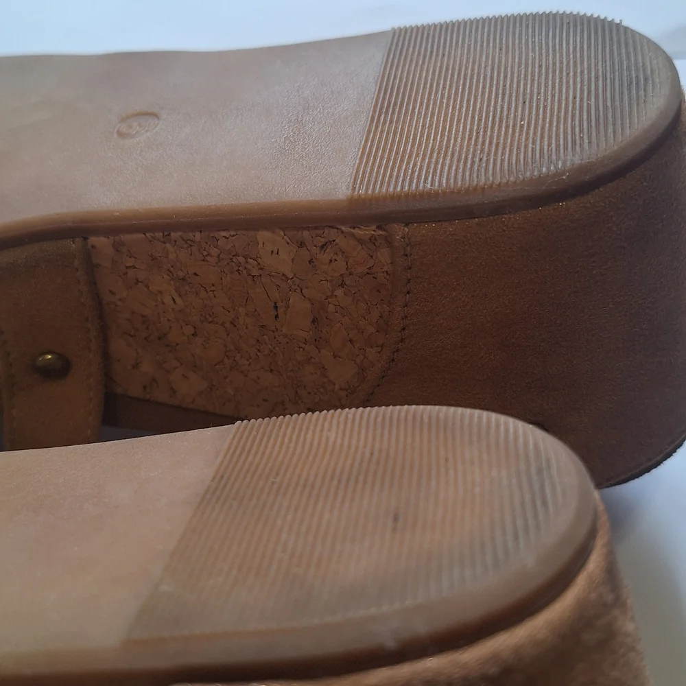 Very G Vector Shimmer Tan Studded Buckle Up Wedge Sandals Size 9 Soft Cushion - Picture 9 of 10